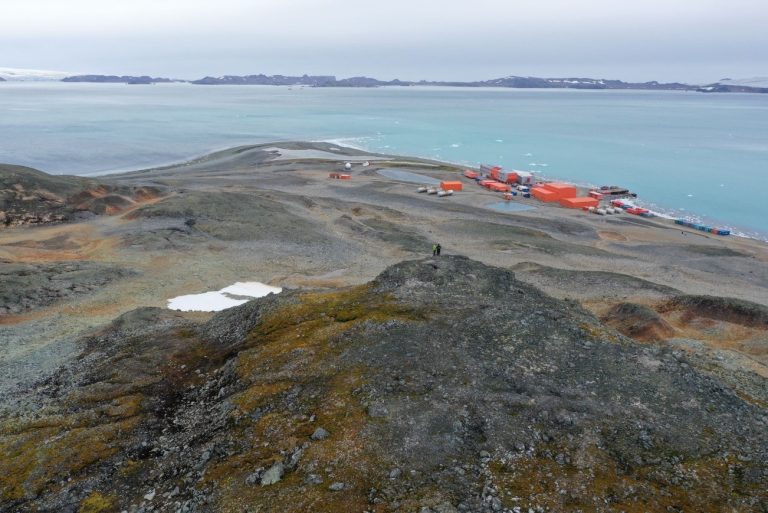 Read more about the article O regime térmico do solo é controlado pelo relevo e pela cobertura de neve nas áreas livres de gelo da Antártida Marítima